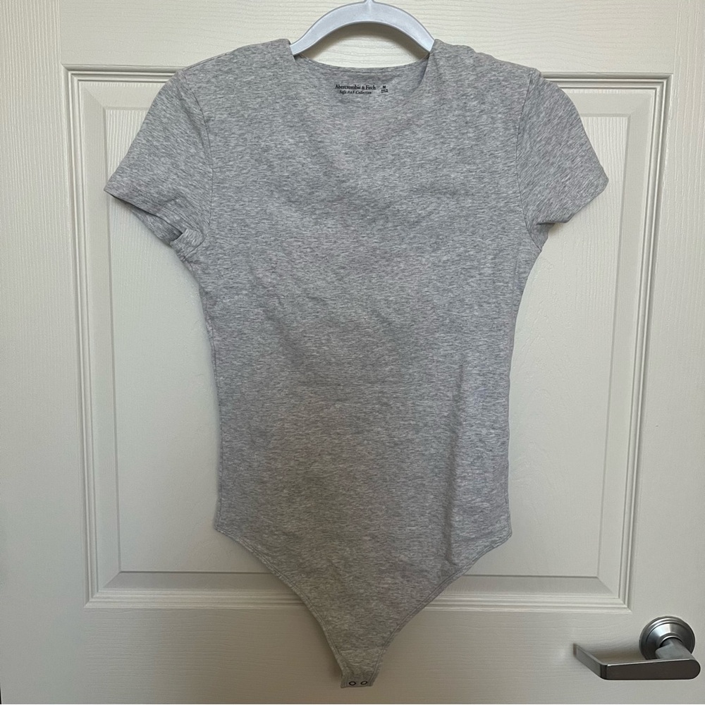 Abercrombie & Fitch Soft Heather Gray Short Sleeve Crew Body Suit Size Medium
